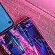 No hay una gran diferencia, pero al reducir el tamaño del agujero de la cámara, Samsung ha sido capaz de que la altura de la barra de notificaciones sea menor. Foto: Sam Rutherford (Gizmodo)